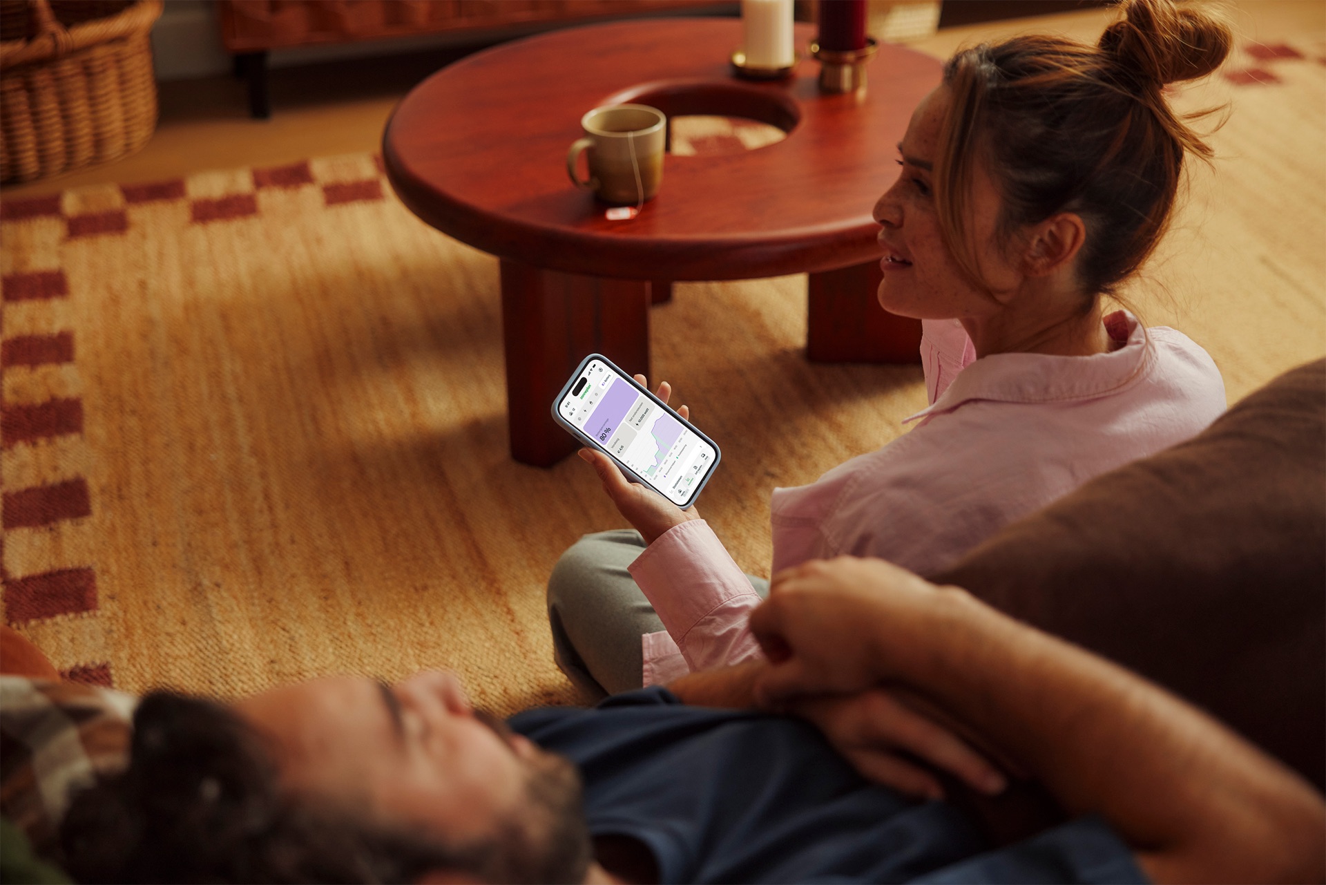 Stel op de bank bekijkt de Zonneplan app