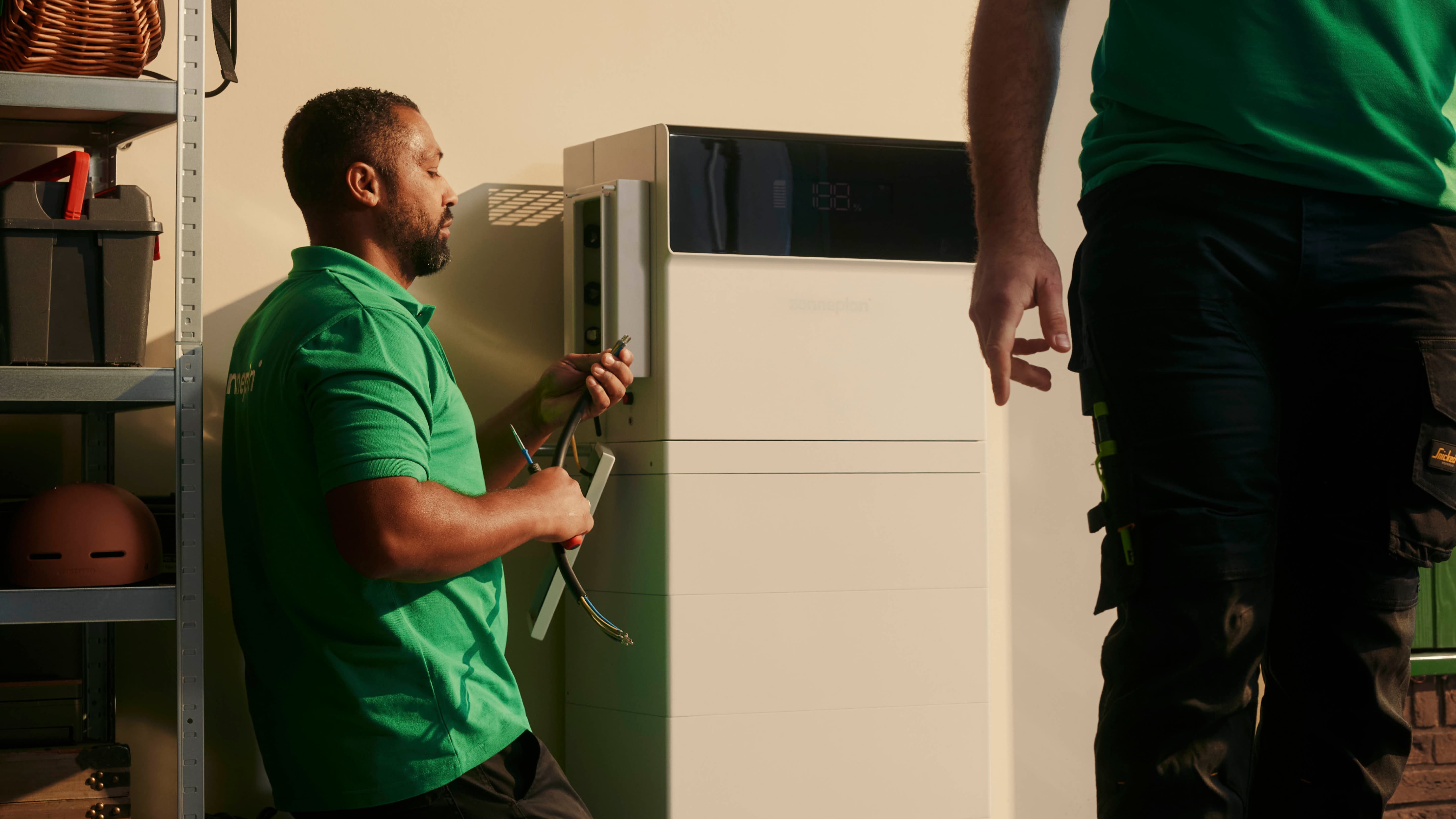 Installateur schud hand met tevreden klant na installatie