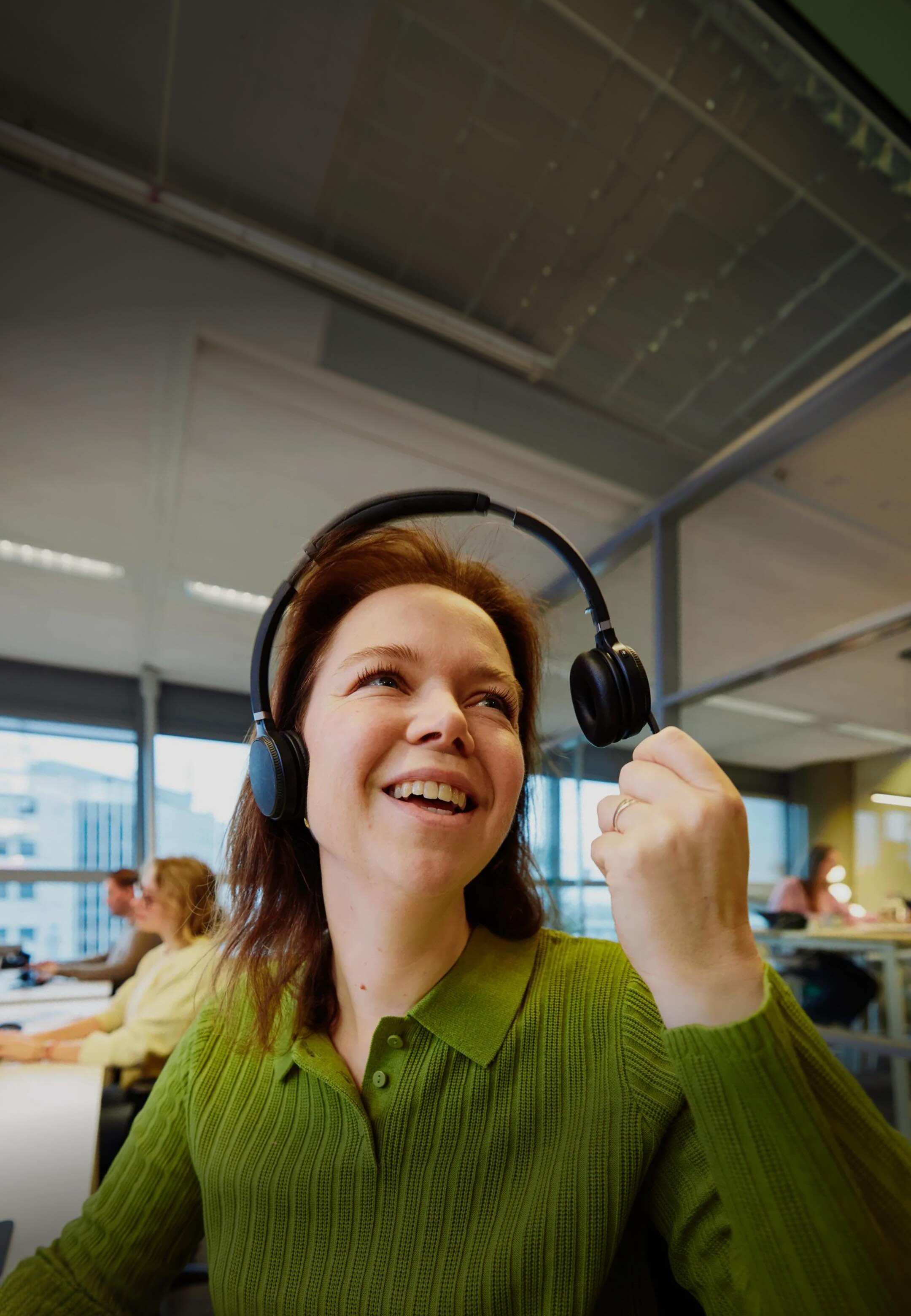 Een koppel dat de energie app van Zonneplan in de hand houdt