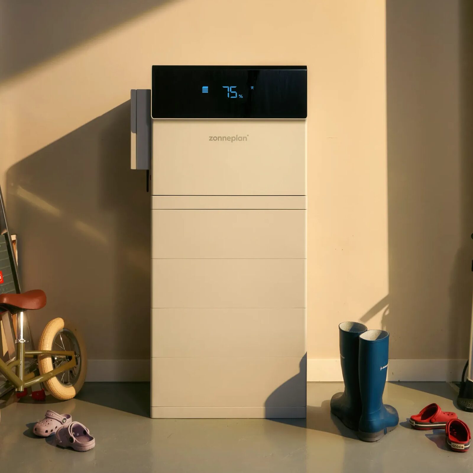 Zonneplan thuisbatterij tegen een muur in een garage