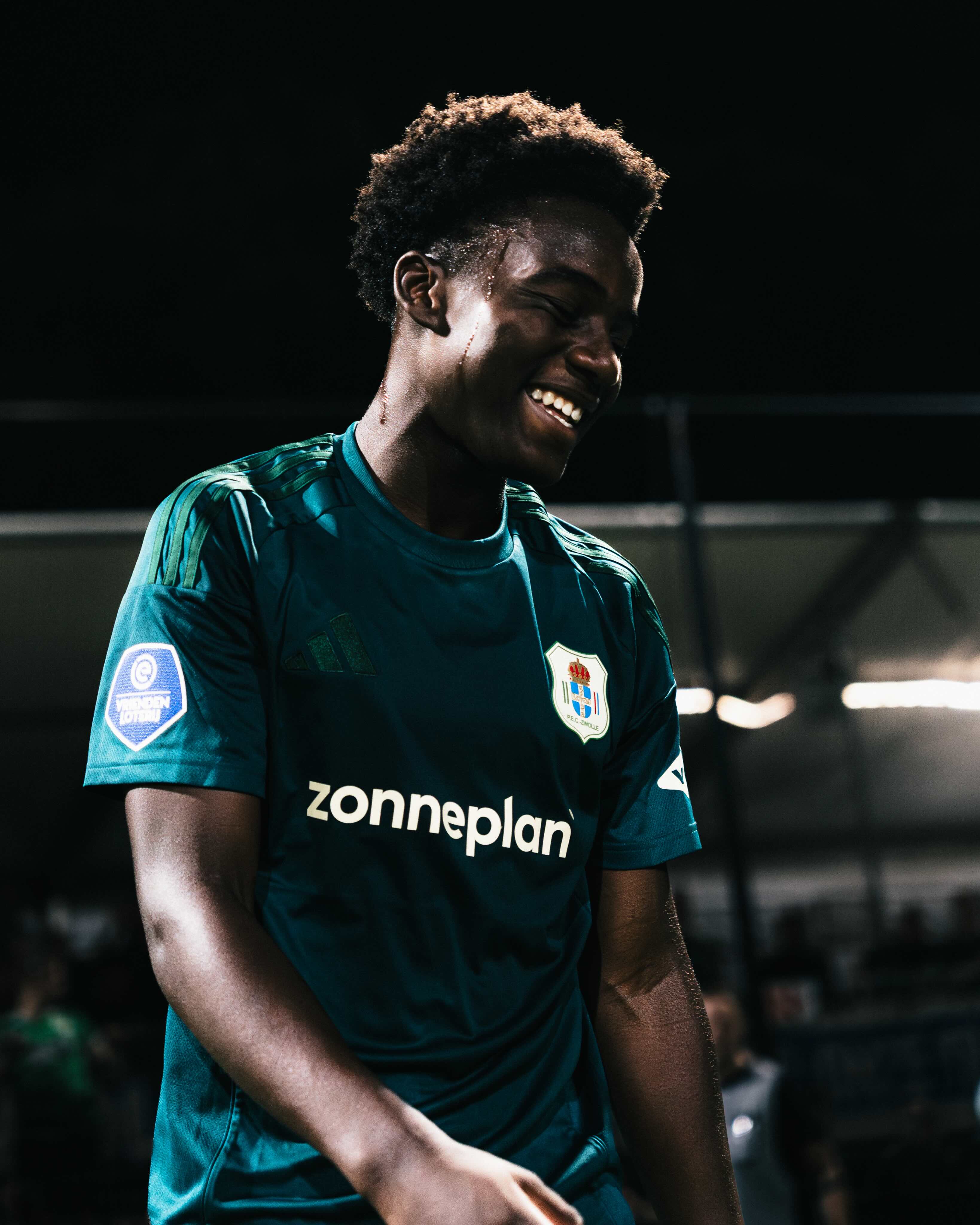 PEC Zwolle speler Milan Camiel die lachend kijkt naar de grond