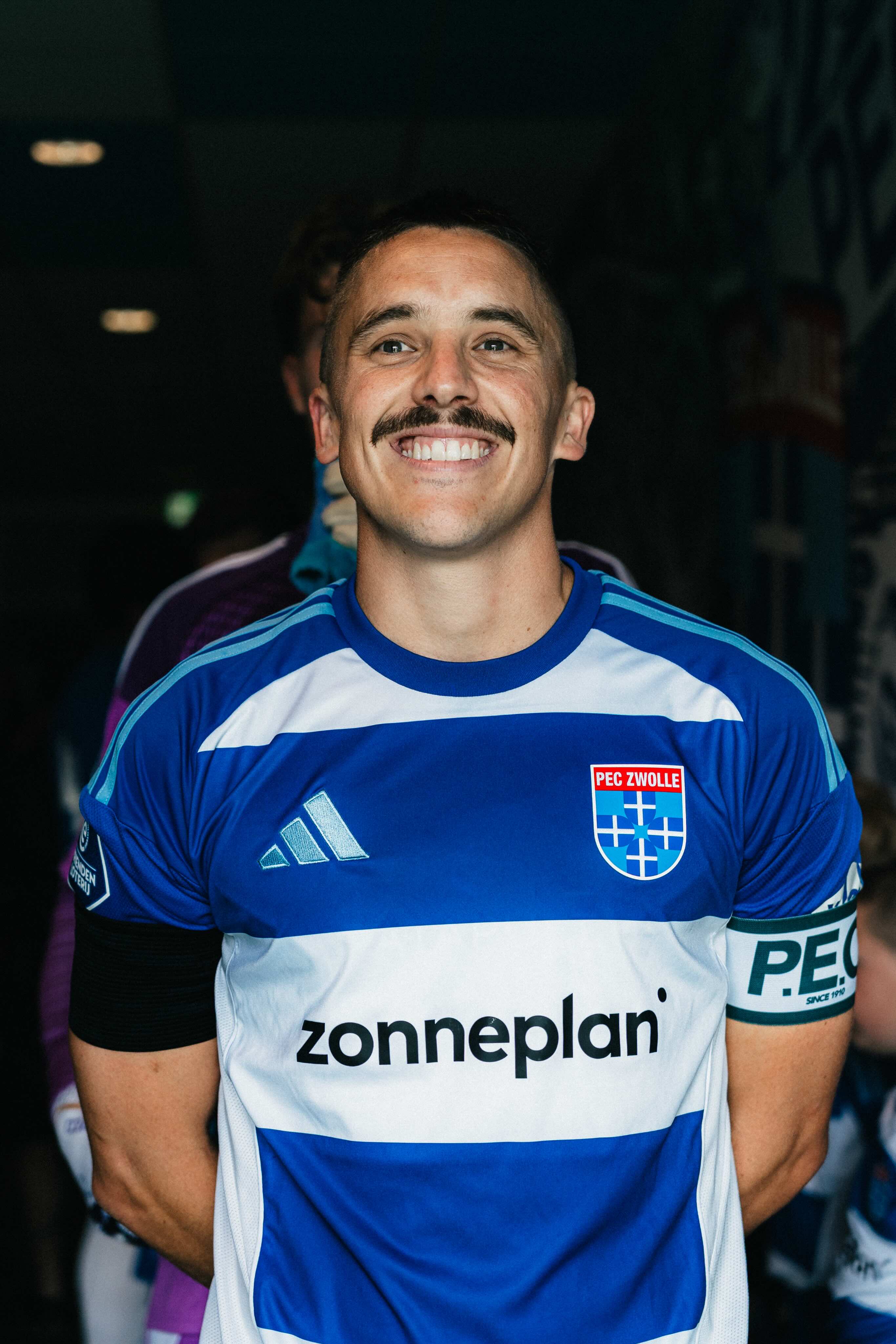 PEC Zwolle speler Ryan Thomas die lacht naar de camera